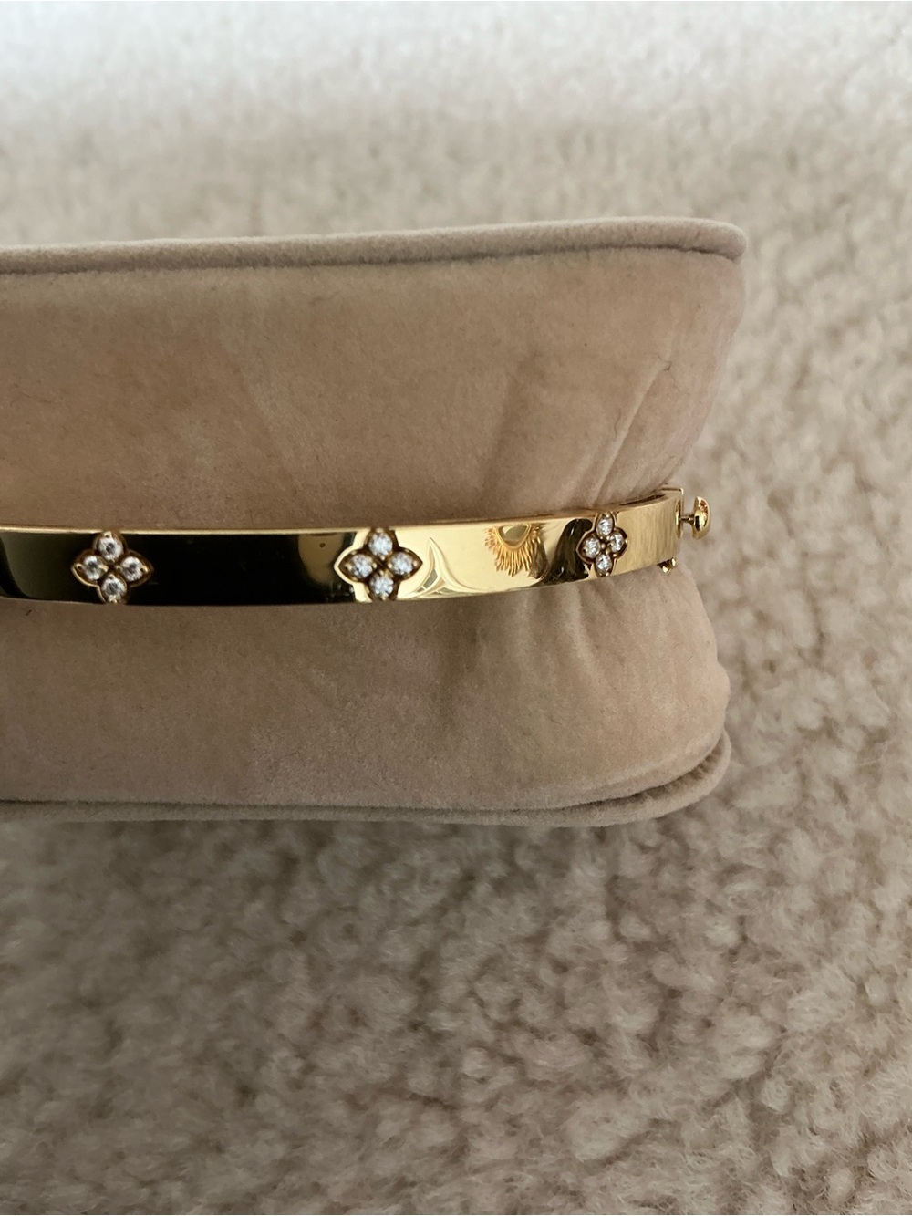 STUNNING ROBERTO COIN 18K GOLD LOVE IN VERONA DIAMOND FLORAL BANGLE BRACELET - Picture 6 of 16